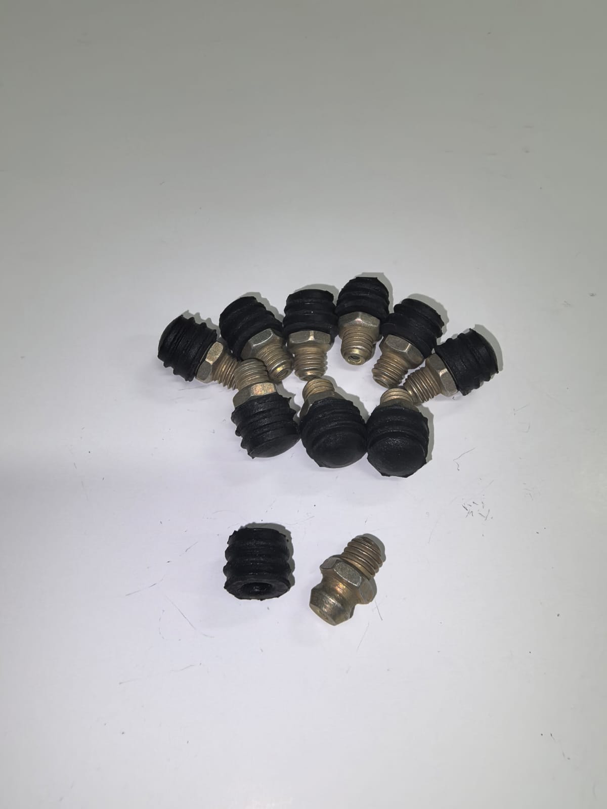 Комплект прямых пресс-масленок М8х1 с защитным колпачком 10 шт Комплект прямых пресс-масленок М8х1 с защитным колпачком 10 шт